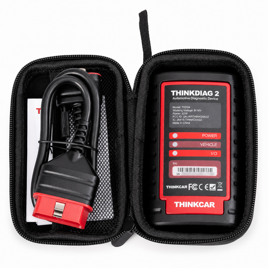 Estuche rígido de transporte abierto mostrando el escáner Thinkcar ThinkDiag 2 y su cable OBD2 organizados y protegidos en su interior. Ideal para diagnósticos móviles y talleres.