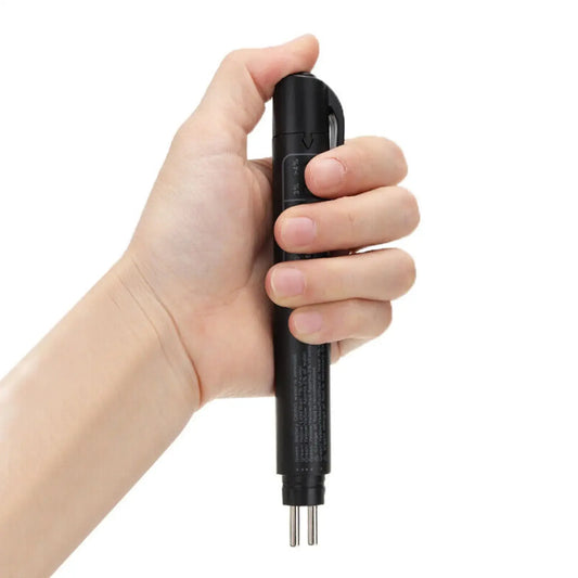 Mano sosteniendo lápiz comprobador de líquido de frenos con sondas de medición expuestas