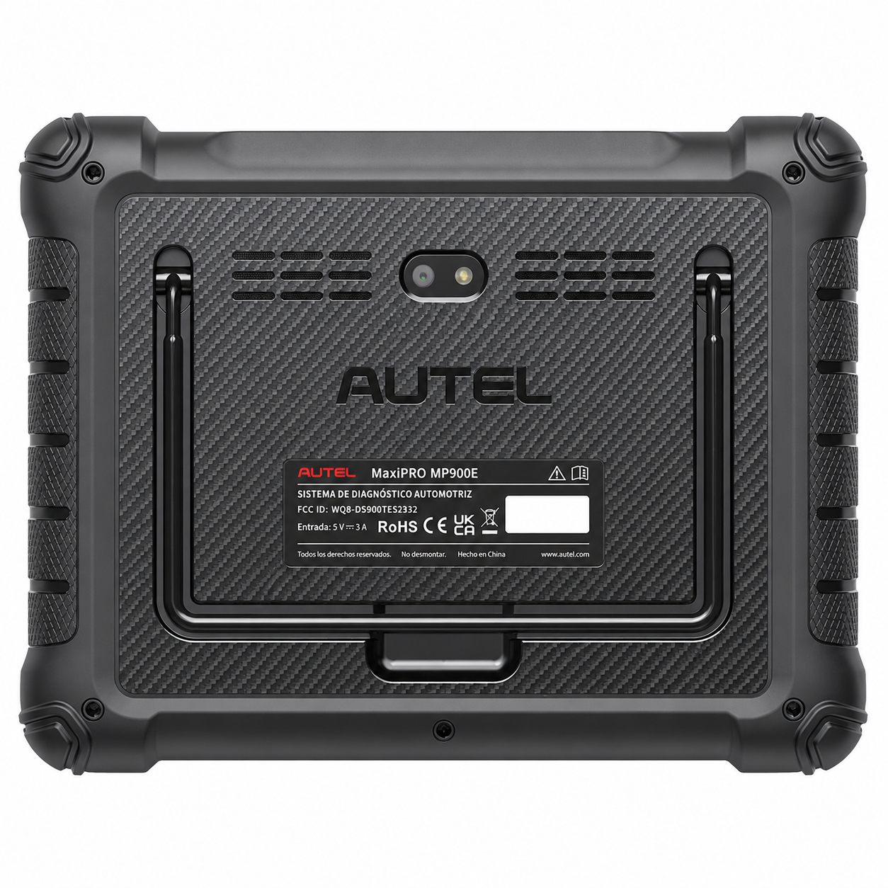 Vista trasera de la tableta de diagnóstico automotriz Autel MaxiPRO MP900E, mostrando su carcasa resistente con textura de fibra de carbono, cámara integrada, soporte metálico y certificaciones de calidad.
