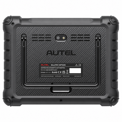 Vista trasera de la tableta de diagnóstico automotriz Autel MaxiPRO MP900E, mostrando su carcasa resistente con textura de fibra de carbono, cámara integrada, soporte metálico y certificaciones de calidad.